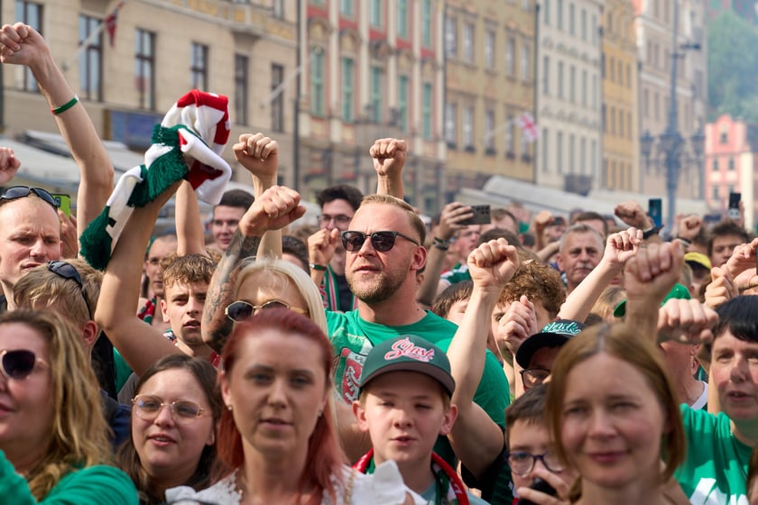 Kibice witają wicemistrzów Polski - drużynę Śląska Wrocław - na wrocławskim Rynku.