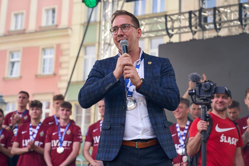 Kibice witają wicemistrzów Polski - drużynę Śląska Wrocław - na wrocławskim Rynku.