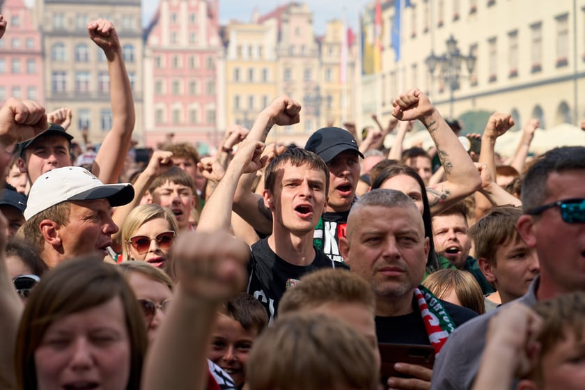Kibice witają wicemistrzów Polski - drużynę Śląska Wrocław - na wrocławskim Rynku.