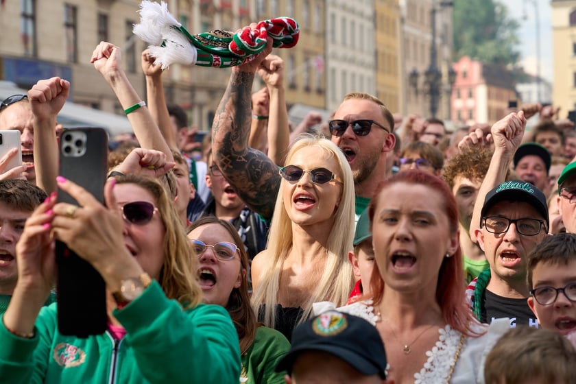 Kibice witają wicemistrzów Polski - drużynę Śląska Wrocław - na wrocławskim Rynku.