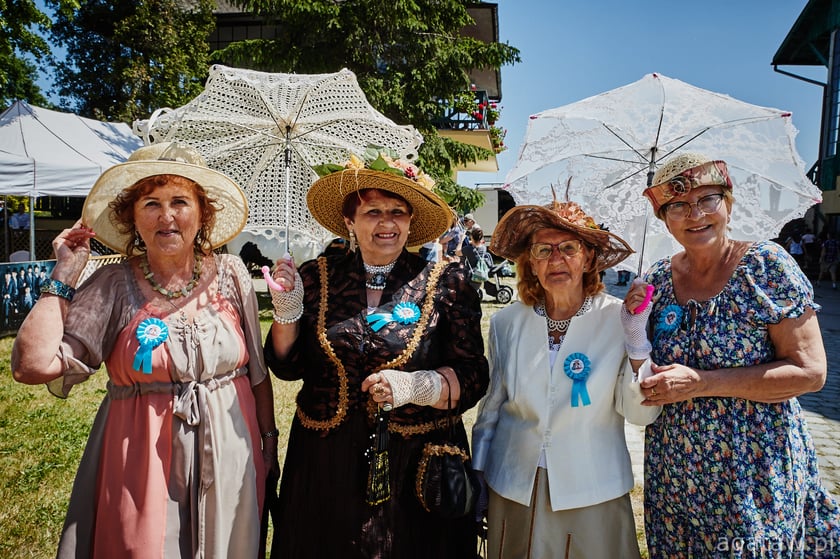 Trzy panie w kapeluszach podczas Ladies Day 2023