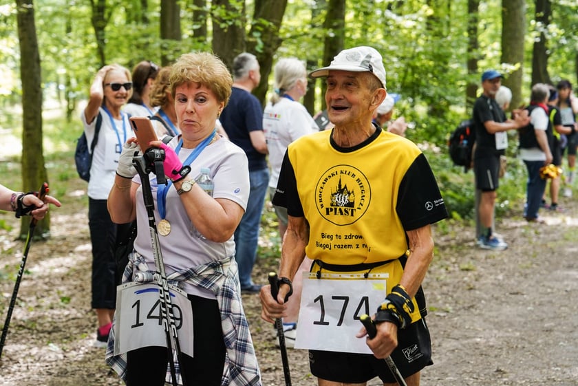 Uczestnicy mistrzostw w joggingu i nordic walking  w parku Zachodnim, 15 czerwca 2024 r.