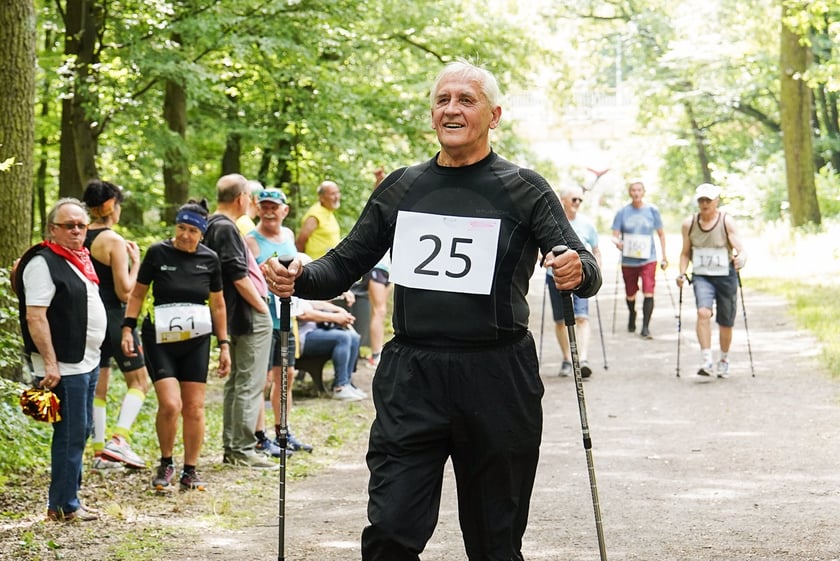 Uczestnicy mistrzostw w joggingu i nordic walking  w parku Zachodnim, 15 czerwca 2024 r.