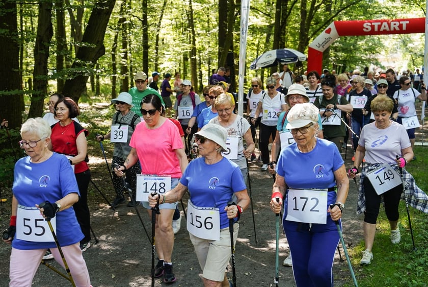 Uczestnicy mistrzostw w joggingu i nordic walking  w parku Zachodnim, 15 czerwca 2024 r.