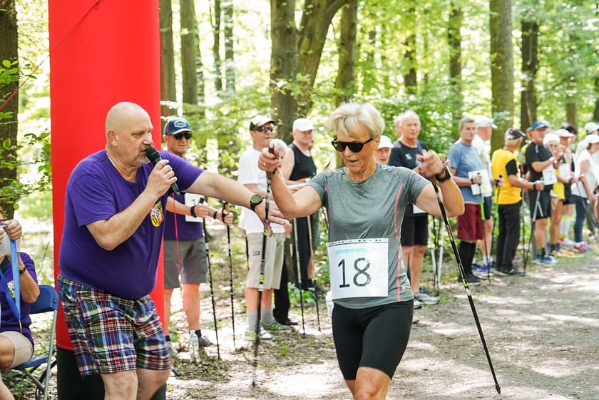 Uczestnicy mistrzostw w joggingu i nordic walking  w parku Zachodnim, 15 czerwca 2024 r.