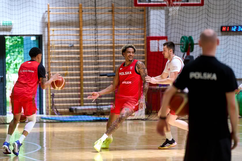A.J. Slaughter, Jeremy Sochan i Daniel Gołębiowski na treningu w hali WKK, 17 czerwca 2024