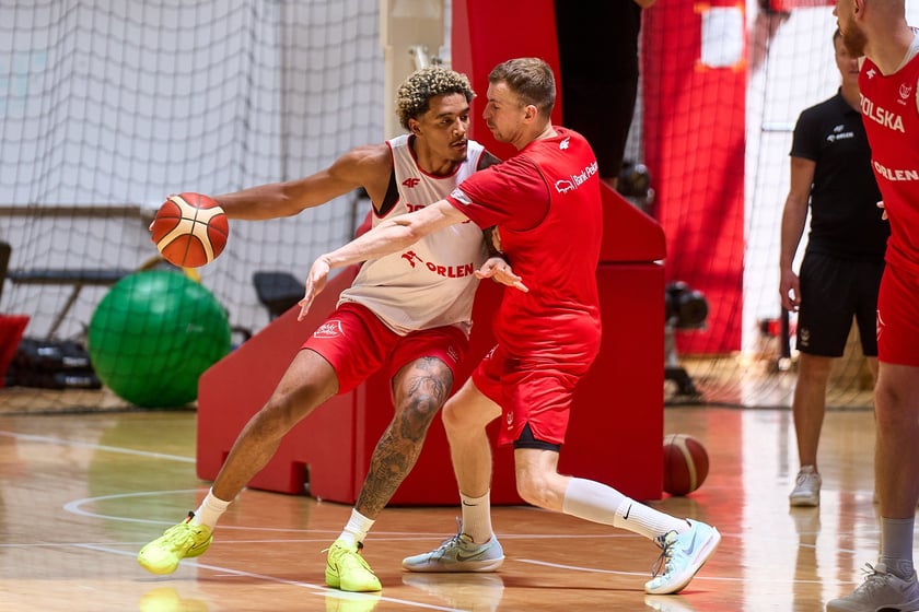 Kuba Nizioł broniący Jeremy'ego Sochana na treningu we Wrocławiu
