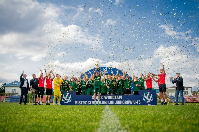 Młodzi piłkarze i trenerzy Śląska Wrocław U15 świętują po zdobyciu tytułu mistrzów Polski. W finale ograli Legię