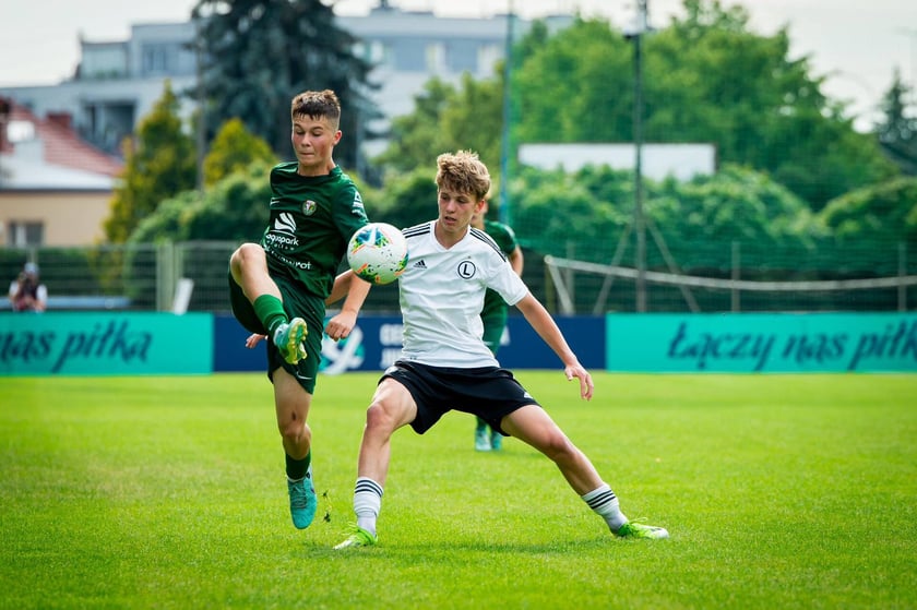 Młodzi piłkarze i trenerzy Śląska Wrocław U15 świętują po zdobyciu tytułu mistrzów Polski. W finale ograli Legię