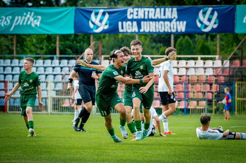 Młodzi piłkarze i trenerzy Śląska Wrocław U15 świętują po zdobyciu tytułu mistrzów Polski. W finale ograli Legię