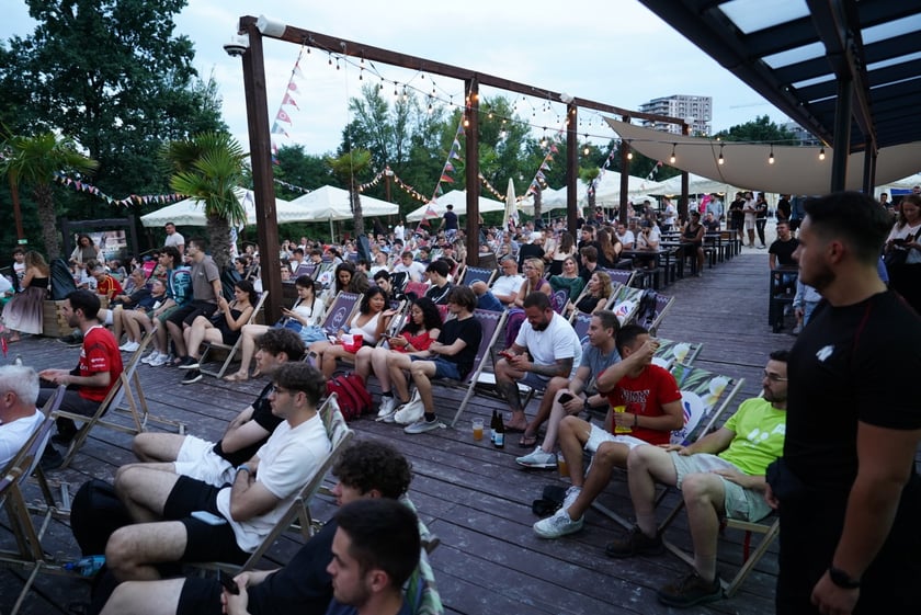 Strefa kibica w Porcie Węglowym Beach Bar podczas finałowego meczu Hiszpania - Anglia