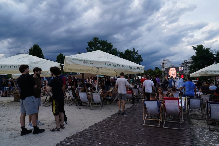 Strefa kibica w Porcie Węglowym Beach Bar podczas finałowego meczu Hiszpania - Anglia