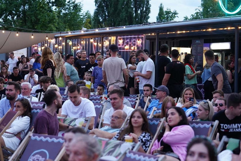 Strefa kibica w Porcie Węglowym Beach Bar podczas finałowego meczu Hiszpania - Anglia