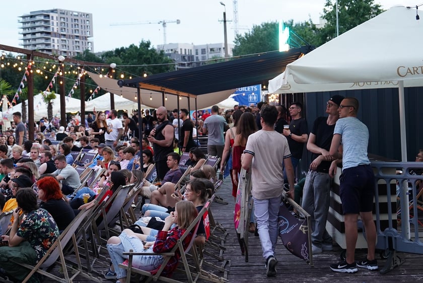 Strefa kibica w Porcie Węglowym Beach Bar podczas finałowego meczu Hiszpania - Anglia