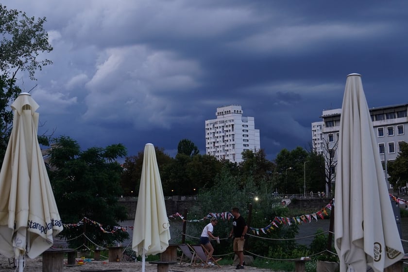 Strefa kibica w Porcie Węglowym Beach Bar podczas finałowego meczu Hiszpania - Anglia