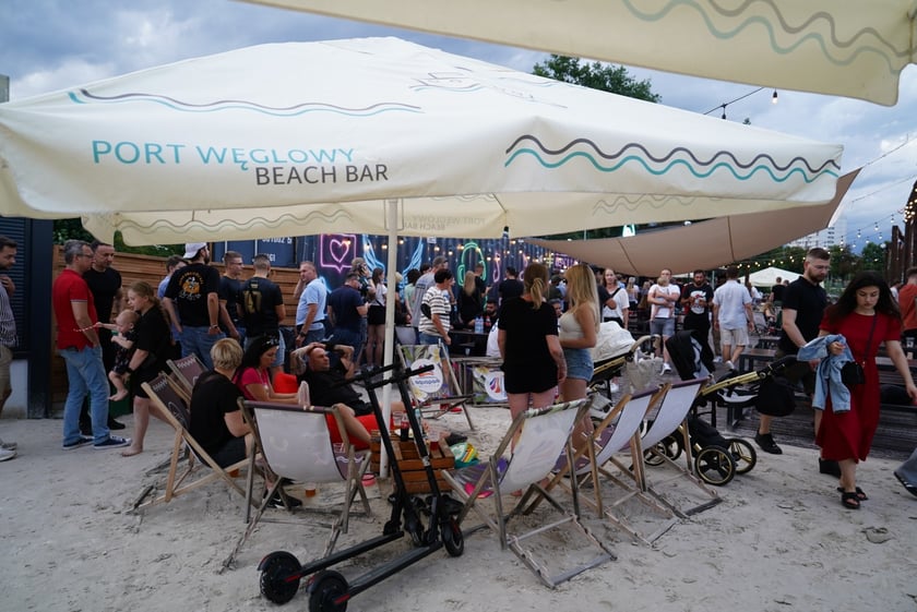 Strefa kibica w Porcie Węglowym Beach Bar podczas finałowego meczu Hiszpania - Anglia
