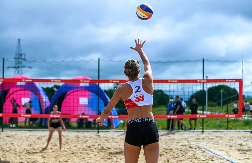 Inez Chmielewska i Jagna Grosicka na turnieju o mistrzostwo Polski młodziczek w siatkówce plażowej