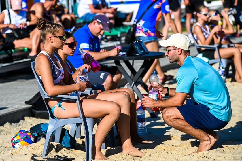 Inez Chmielewska i Jagna Grosicka na turnieju o mistrzostwo Polski młodziczek w siatkówce plażowej