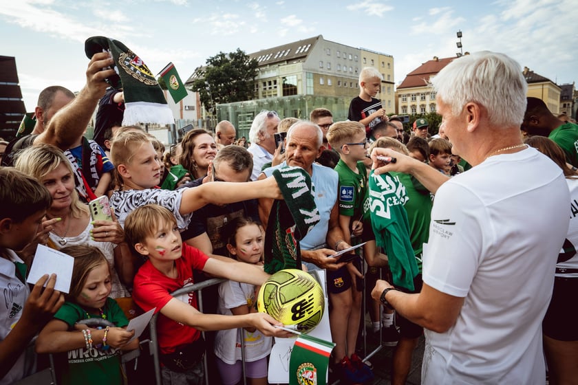 Oficjalna prezentacja pierwszego zespołu Śląska Wrocław. Plac Wolności we Wrocławiu