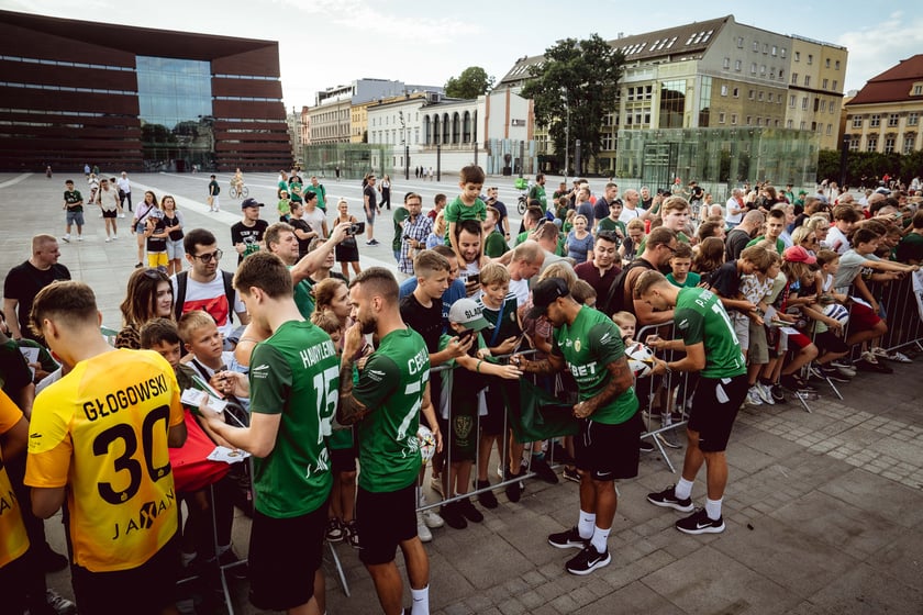 Oficjalna prezentacja pierwszego zespołu Śląska Wrocław. Plac Wolności we Wrocławiu