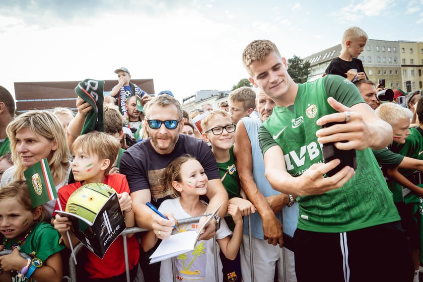 Oficjalna prezentacja pierwszego zespołu Śląska Wrocław. Plac Wolności we Wrocławiu