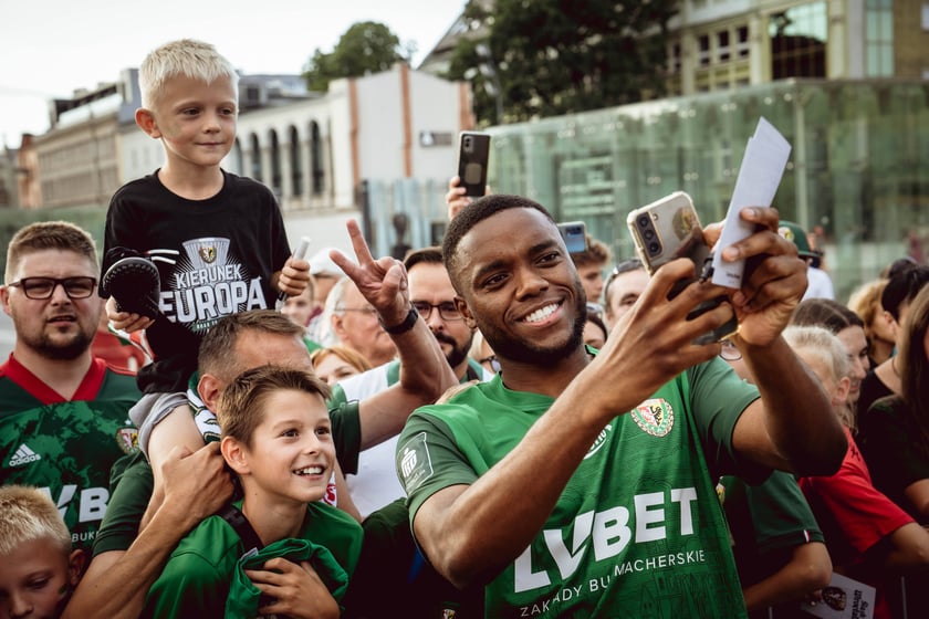 Oficjalna prezentacja pierwszego zespołu Śląska Wrocław. Plac Wolności we Wrocławiu