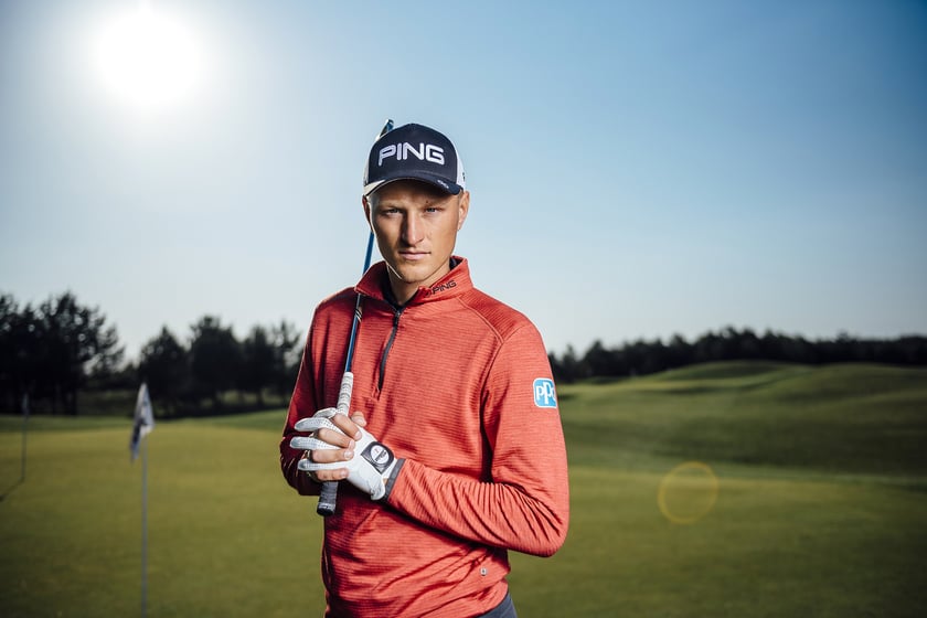 To w zasadzie golfista międzynarodowy. Urodził się w Niemczech w 1993 roku. Dwa lata p&oacute;źniej jego rodzina przeprowadziła się do Polski. Najpierw na około 10 lat pod Poznań, p&oacute;źniej do Wrocławia, gdzie Adrian chodził do liceum. Na studia pojechał do USA. W wywiadach m&oacute;wił, że jego dom jest na Dolnym Śląsku, mimo że rzadko bywa na tej ziemi. Na liście sukces&oacute;w ma m.in. międzynarodowe mistrzostwo Włoch, Irlandii i Australii. Na igrzyskach debiutował w Tokio w 2021 roku.