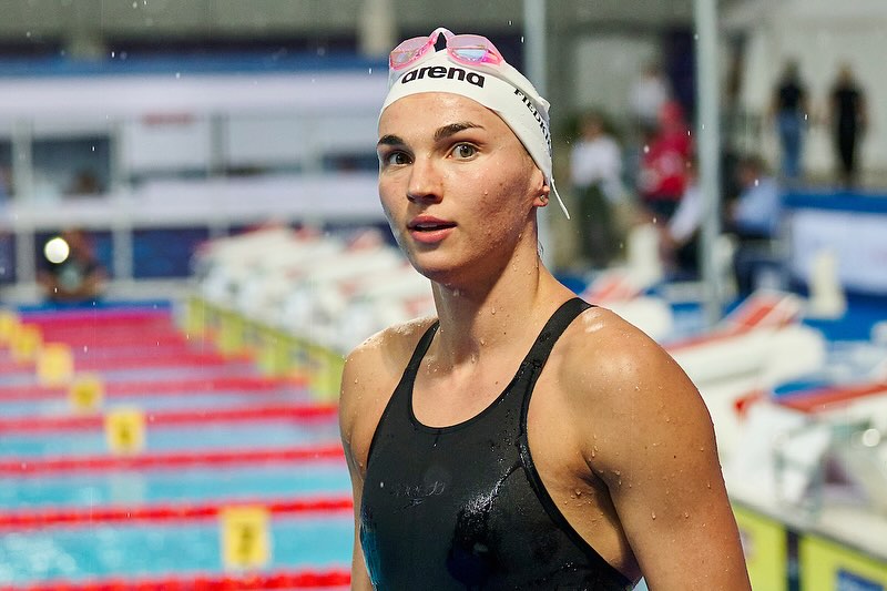 Urodzona 5 sierpnia 2001 roku w Legnicy na Dolnym Śląsku. Reprezentuje klub MKS Juvenia Wrocław. Specjalizuje się w stylu dowolnym na 50 metr&oacute;w. W roku olimpijskim zajęła 7. miejsce w finale mistrzostw świata, wcześniej ustanowiła nowy rekord Polski na 100 metr&oacute;w dowolnym. Z mistrzostw Europy przywiozła złoty medal za sztafetę i srebrny za sztafetę mieszaną. Na igrzyskach debiutowała w Tokio w 2021 roku.