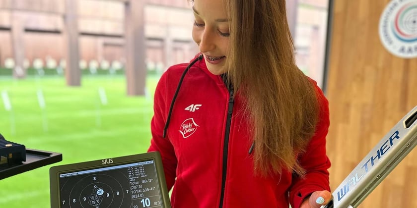 22-letnia zawodniczka Śląska Wrocław, należąca także do Kaman Sport Group. Specjalizuje się w konkurencjach karabinu dowolnego i karabinu pneumatycznego. W roku igrzysk olimpijskich jest w bardzo dobrej formie. Z mistrzostw Europy na Węgrzech przywiozła trzy krążki, dwa z Pucharu Polski w Bydgoszczy, pokazała się z dobrej strony na Pucharze Świata w Azerbejdżanie, o czym informowaliśmy tutaj.