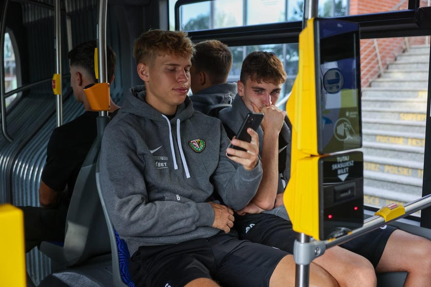 Drużyna WKS-u na lotnisko udała się autobusem MPK. Stamtąd samolotem dotarli na mecz z Riga FC