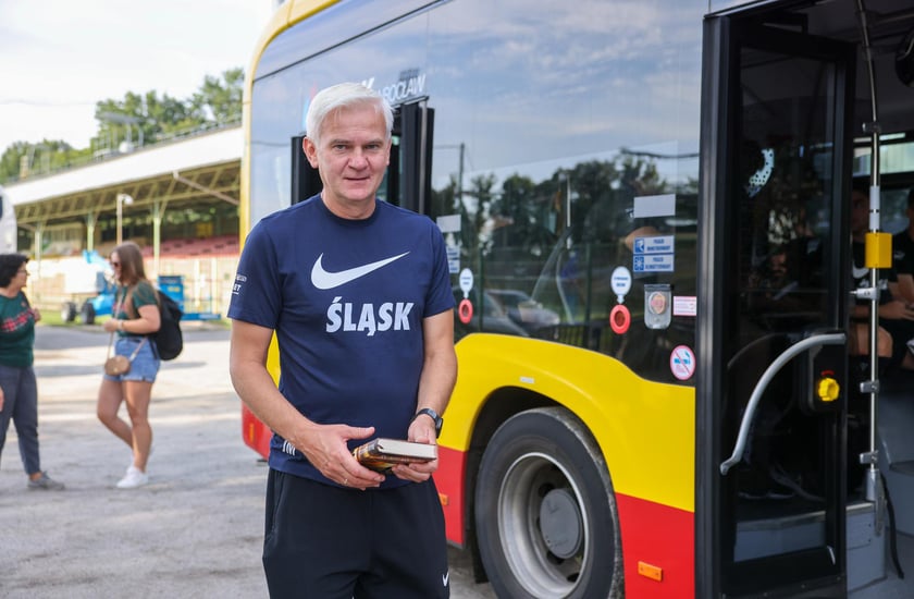 Drużyna WKS-u na lotnisko udała się autobusem MPK. Stamtąd samolotem dotarli na mecz z Riga FC