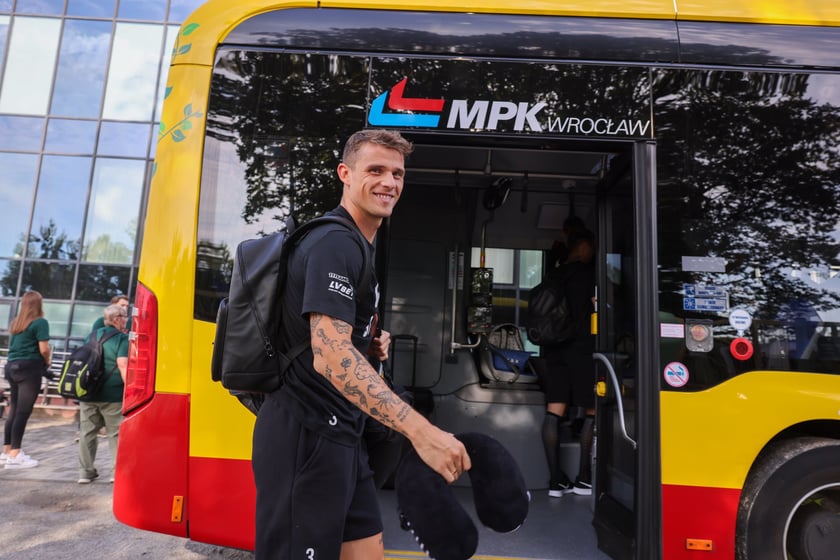 Drużyna WKS-u na lotnisko udała się autobusem MPK. Stamtąd samolotem dotarli na mecz z Riga FC