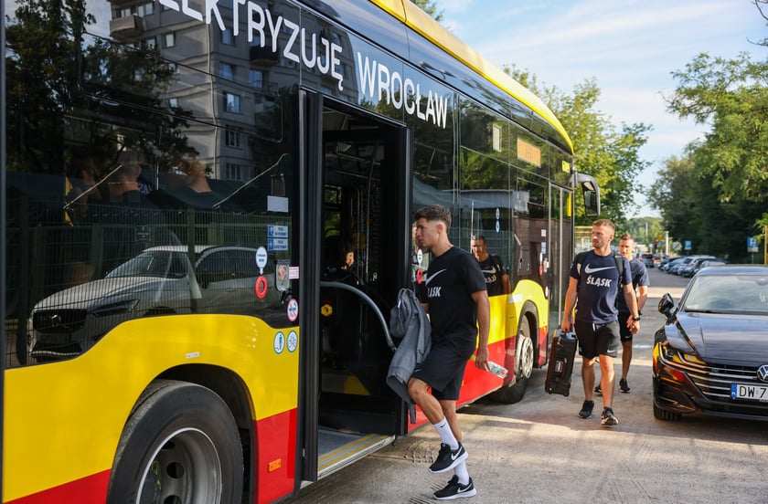 Drużyna WKS-u na lotnisko udała się autobusem MPK. Stamtąd samolotem dotarli na mecz z Riga FC
