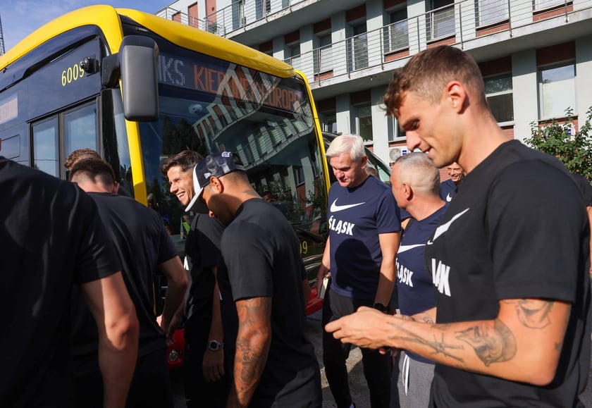 Drużyna WKS-u na lotnisko udała się autobusem MPK. Stamtąd samolotem dotarli na mecz z Riga FC