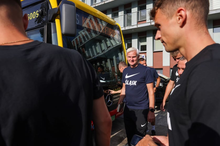 Drużyna WKS-u na lotnisko udała się autobusem MPK. Stamtąd samolotem dotarli na mecz z Riga FC