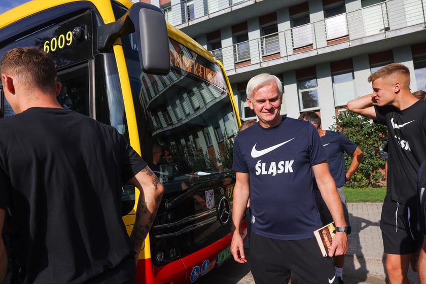 Drużyna WKS-u na lotnisko udała się autobusem MPK. Stamtąd samolotem dotarli na mecz z Riga FC
