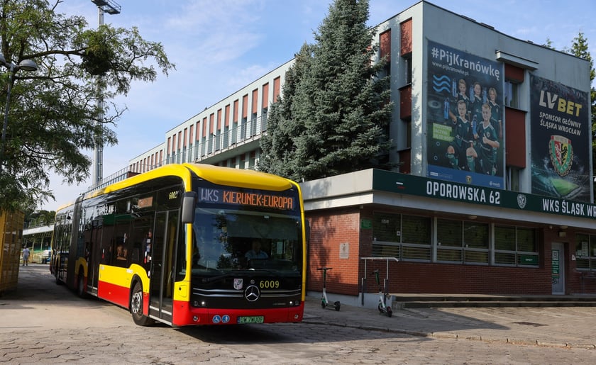 Drużyna WKS-u na lotnisko udała się autobusem MPK. Stamtąd samolotem dotarli na mecz z Riga FC