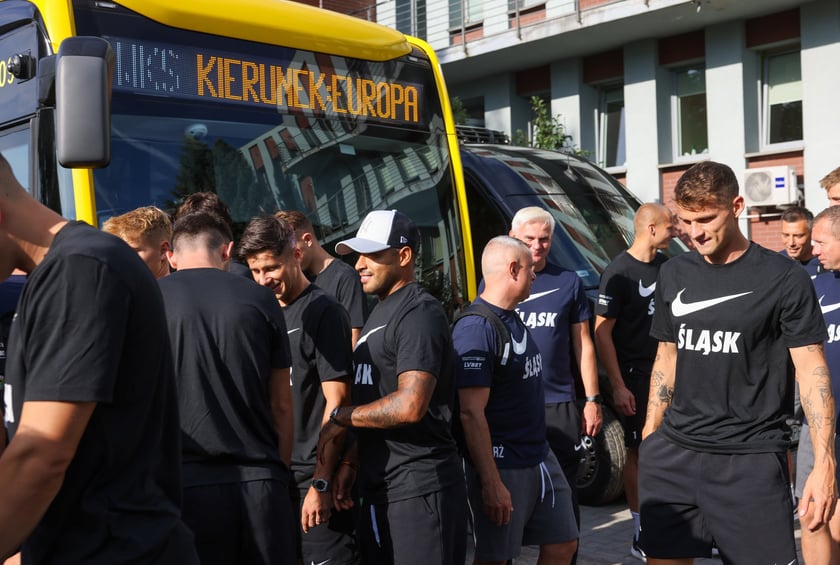 Drużyna WKS-u na lotnisko udała się autobusem MPK. Stamtąd samolotem dotarli na mecz z Riga FC