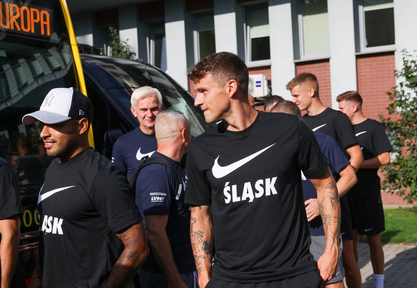 Drużyna WKS-u na lotnisko udała się autobusem MPK. Stamtąd samolotem dotarli na mecz z Riga FC