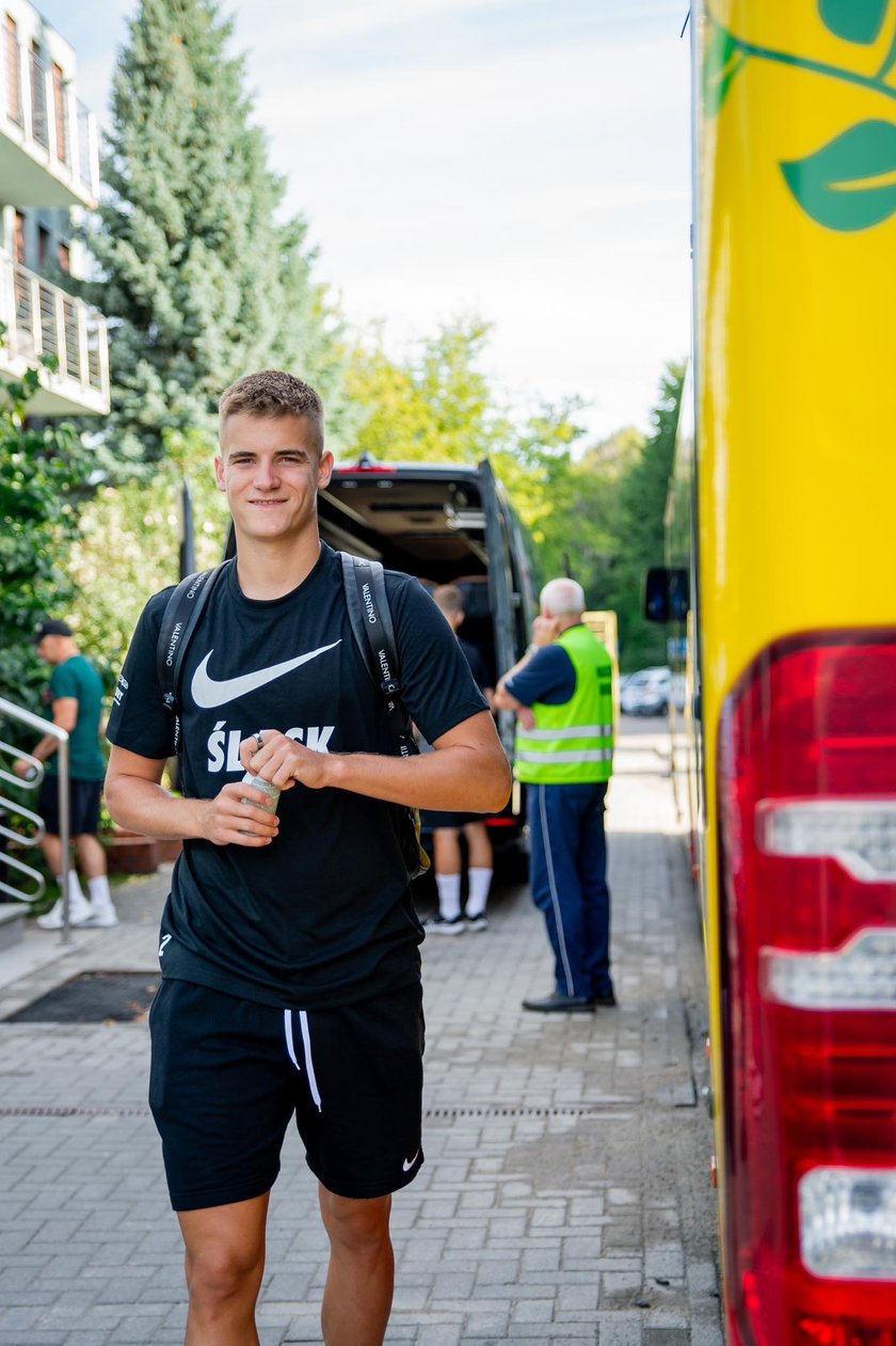 Drużyna WKS-u na lotnisko udała się autobusem MPK. Stamtąd samolotem dotarli na mecz z Riga FC