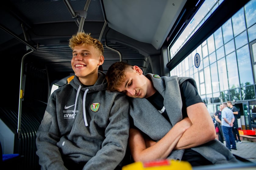Drużyna WKS-u na lotnisko udała się autobusem MPK. Stamtąd samolotem dotarli na mecz z Riga FC