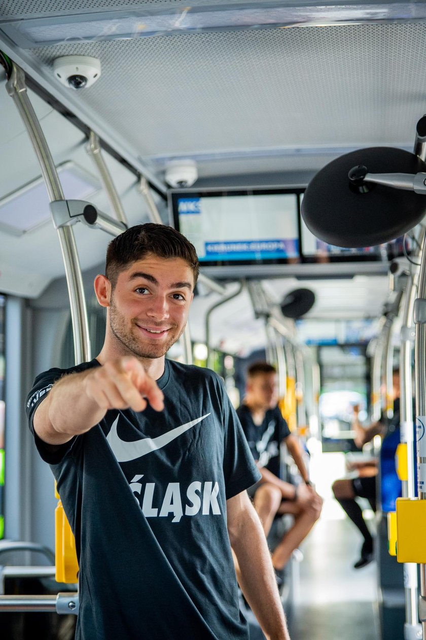Drużyna WKS-u na lotnisko udała się autobusem MPK. Stamtąd samolotem dotarli na mecz z Riga FC