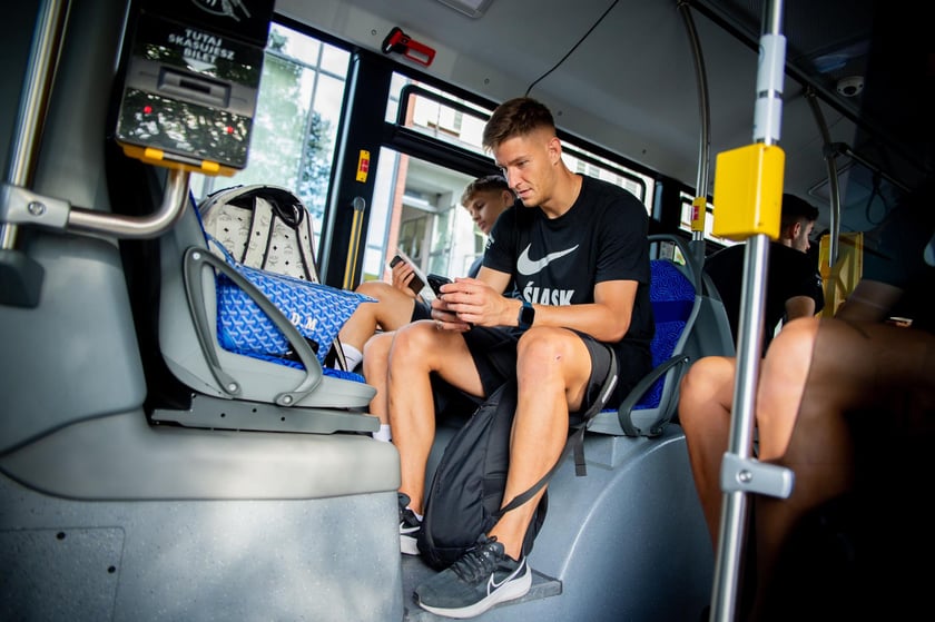 Drużyna WKS-u na lotnisko udała się autobusem MPK. Stamtąd samolotem dotarli na mecz z Riga FC