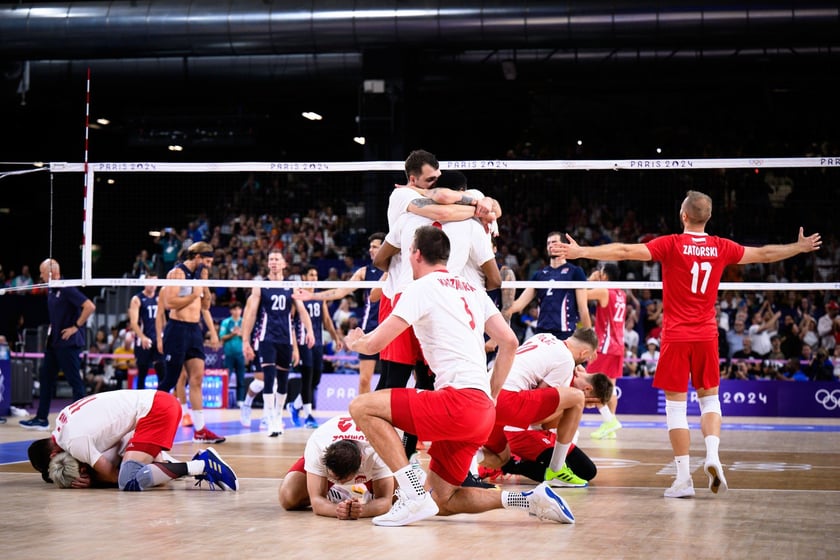 Radość polskich siatkarzy po wygranym w dramatycznych okolicznościach półfinale z USA