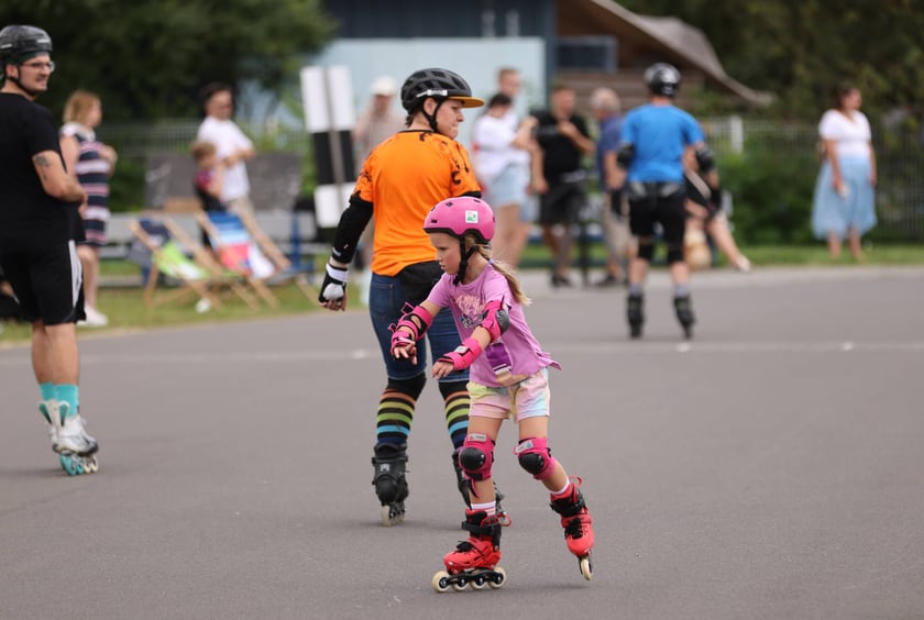 Charytatywny Drużynowy Maraton na Rolkach Tyłem - zdjęcia uczestników