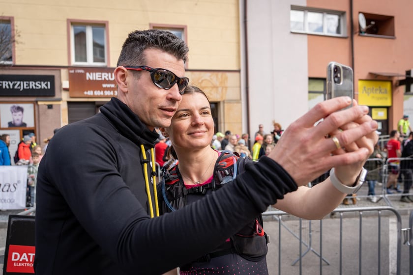 Adrian Kostera pozuje do zdjęcia z kobietą w Sob&oacute;tce