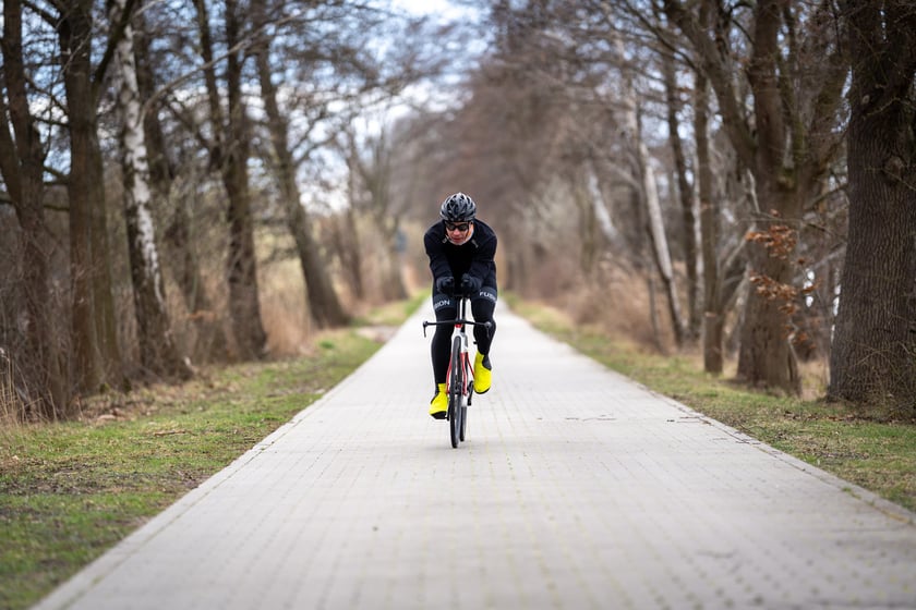 Adrian Kostera na rowerze w okolicach Staw&oacute;w Milickich na Dolnym Śląsku