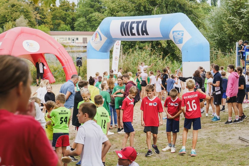 11 września uczniowie na sportowo zainaugurowali rok szkolny 2024/2025. Na Morskim Oku wzięli udział w Mistrzostwach Wrocławia w Indywidualnych Biegach Przełajowych.