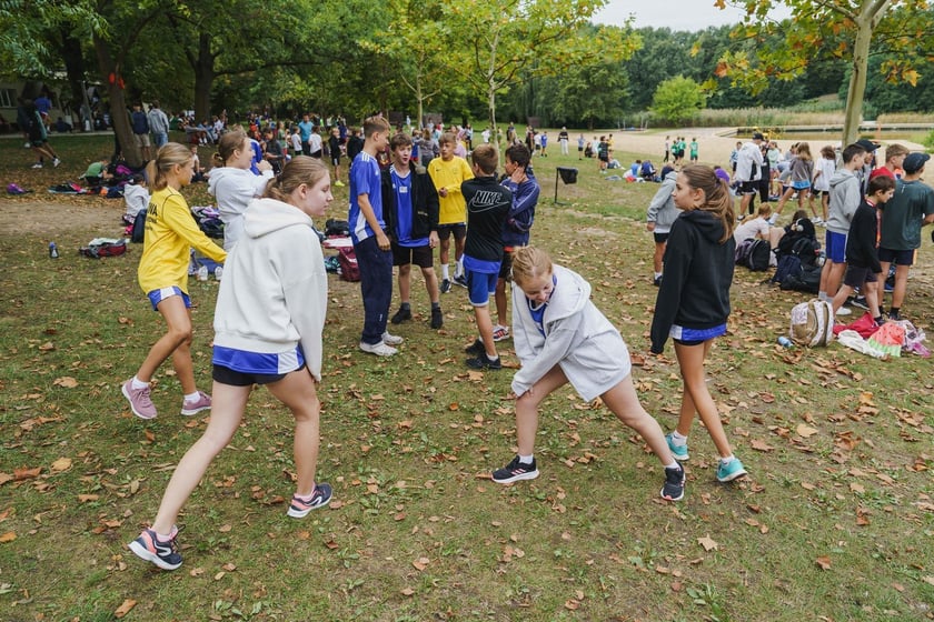 11 września uczniowie na sportowo zainaugurowali rok szkolny 2024/2025. Na Morskim Oku wzięli udział w Mistrzostwach Wrocławia w Indywidualnych Biegach Przełajowych.