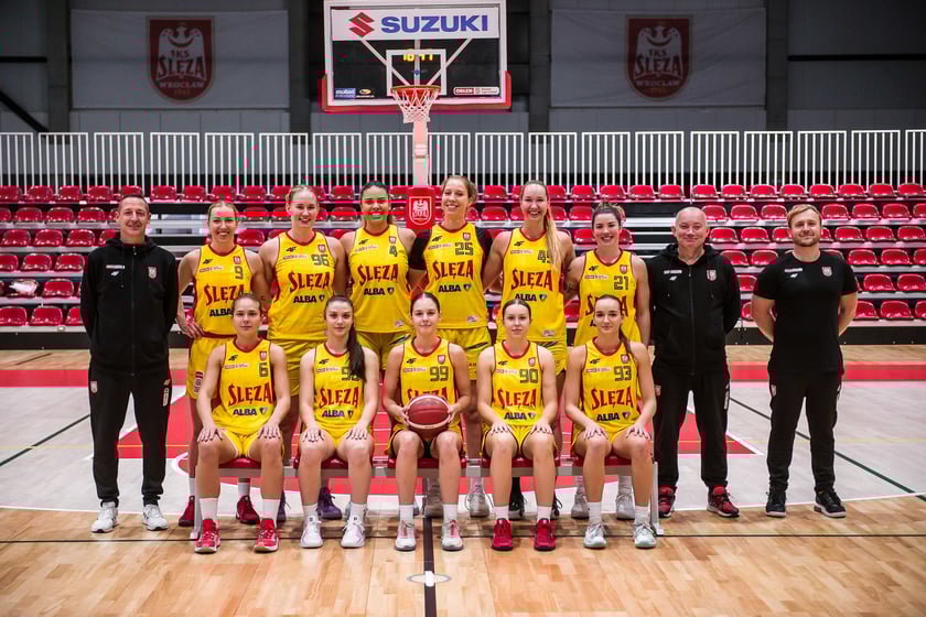 Stoją od lewej: Krzysztof Wilkosz (asystent trenera), Martyna Pyka, Natalia Kurach, Schaquilla Nunn, Anna Wińkowska, Digna Strautmane, Robbi Ryan, Arkadiusz Rusin (pierwszy trener), Andrzej Lange (fizjoterapeuta).
Siedzą od lewej: Lovisa Hjern, Julia Koryzna, Aleksandra Mielnicka, Martyna Kozik, Agnieszka Skowron.